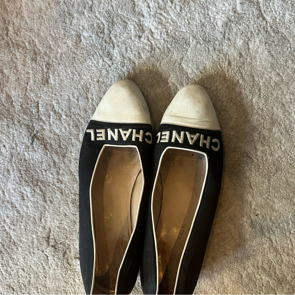 CHANEL Black and Cream Flats - Picture 2 of 5